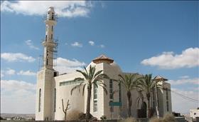 מסגד ביישוב הבדואי ערערה בנגב. צילום: מיכאלי, ויקיפדיה