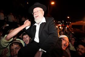 הרב הראשי של קרית ארבע, דב ליאור, מתקבל על ידי המפגינים נגד מעצרו בכניסה לירושלים 27.06.2011. צילום: קובי גדעון, פלאש 90.jpg