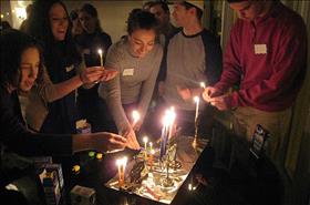 חברי ''מניין'' בוושינגטון מדליקים נרות חנוכה. צילום: Rebecca Israel, wikipedia