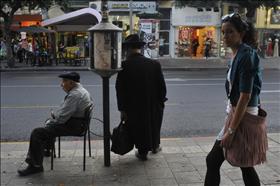 תחנת אוטובוסים ברחוב אלנבי בתל אביב. צילום: סרג' אטל, פלאש 90. 