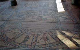 גלגל המזלות בפסיפס בבית הכנסת העתיק בחמת טבריה. צילום: Itai, wikipedia