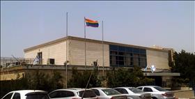 דגל הגאווה מונף בתיכון ליד האוניברסיטה בירושלים, בזמן השבעה על שירה בנקי שנרצחה במצעד הגאווה. צילום: Ranbar, wikipedia