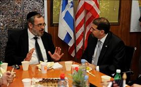 חכ יעקב אשר (משמאל) עם שגריר ארה''ב, דן שפירו. צילום: U.S. Embassy Tel Aviv, flickr